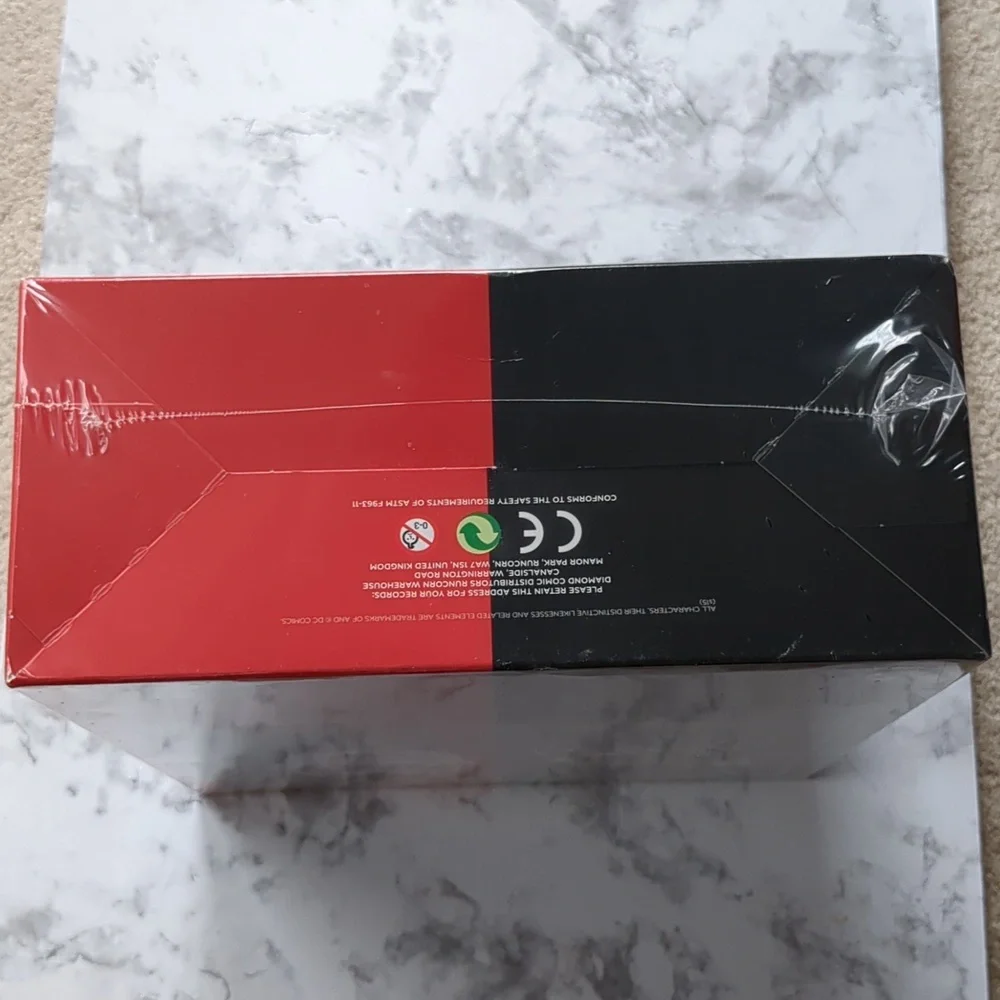 Harley Quinn Book & Mask - Picture 6 of 6